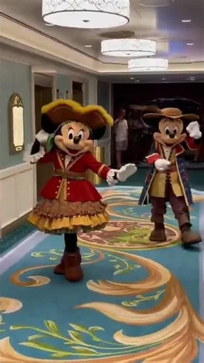 Pirate Mickey and Minnie Mouse surprise guests on the Disney Wish!