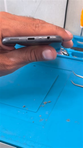 𝗠𝗜𝗡𝗡𝗜𝗘 𝗜𝗠𝗣𝗢𝗥𝗧𝗦 | 𝗔𝗖𝗘𝗦𝗦𝗢́𝗥𝗜𝗢𝗦 & 𝗔𝗦𝗦𝗜𝗦𝗧𝗘̂𝗡𝗖𝗜𝗔 𝗧𝗘́𝗖𝗡𝗜𝗖𝗔📲𝗖𝗮𝗿𝘂𝗮𝗿𝘂-𝗣𝗘 on Instagram: "Você sabia que a limpeza do conector é essencial para garantir o bom funcionamento do seu aparelho?? Com o uso diário, o conector acumula poeira, umidade, resíduos de bolso ou até pequenas partículas metálicas. Esses materiais impedem o contato adequado entre o carregador, causando falhas de carregamento, mau contato ou interrupções. Por isso, a limpeza regular — feit