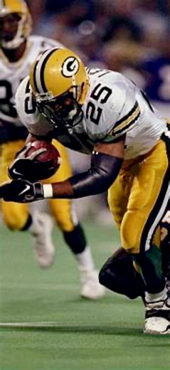 Green Bay Packers travel to Minnesota on Monday Night Football during week 14 of the 1997 NFL season. Dorsey Levens led the Packers with 133 total yards and 2 touchdowns. Packers defense was dominant and held Brad Johnson and Randall Cunningham to .500 passing completion percentage while adding 6 sacks and 1 interception #packers #vikings #packersvsvikings #dorseylevens #gopackgo | Tylights10