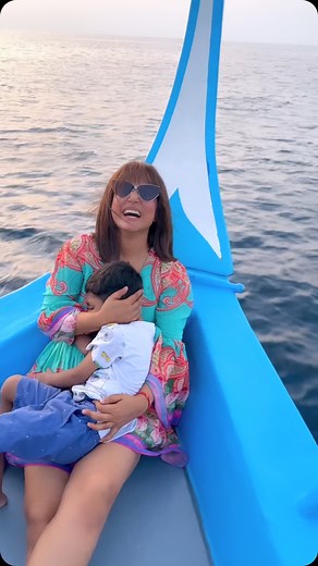 𝑯𝒊𝒏𝒂 𝑲𝒉𝒂𝒏 on Instagram: "Just as all the children in my family find comfort in my lap, I find it in the depth of the ocean and it seems that the dolphins agree with me 😬 What a show.. 🐬 Best Best dolphin cruise ever at @joyislandmaldives PS: As we all Know , Immunity Drops During Chemotherapy and usually patients are asked to avoid going in Public. But some manage to do it under supervision of the doctors. Similarly, My experiences and My Journey is based on My Individual Physical Stat