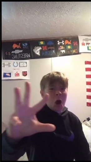 WOMEN YOUR WAY TO CLOSE PEPPER SPRAY pls watch my other channel it is (cheesy pizza)