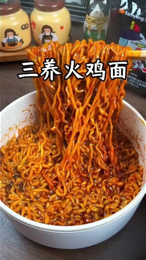 这个速食火鸡面太上头了，辣酱一拌就召唤岩浆特效！弹牙粗面挂满甜辣奶香酱汁，海苔芝麻在舌尖爆炸。第一口天堂第二口喷火，爆汗解压超上头～This instant buldak ramen is downright addictive — just mix in the sauce and it's like summoning a lava spell! Springy, thick noodles coated in a sweet, spicy, and creamy sauce, with seaweed and sesame exploding on the tip of your tongue. The first bite is heavenly, the second sets your mouth on fire — sweating it out is strangely satisfying and totally irresistible.