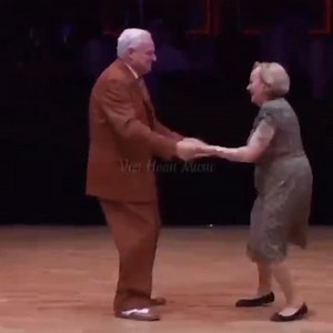 3.7M views · 161K reactions | 2 cụ nhảy đẹp quá. Tiếc gì một lời khen lời động viên đến 2 cụ | MUSIC REMIX | Facebook