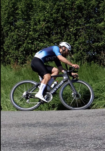 J’attaque à 3 tours de l’arrivée pour essayer de créer la bonne échappée 🥵 Malgré un effort maximal, est-ce que ça va tenir ? 🫣 La vidéo complète de ma course sera disponible vendredi sur ma chaîne YouTube : Quentin R. Cycling ✅ Mes partenaires : 🚲 : @van_rysel 🍫 : @overstims -15% : QN15-OV 📱 : @corosfrance : NIAFC5806 🛞 : @vision_tech_usa 🏎️ : @skodanantes 👕 : @komaddict 🛞 : @hutchinsoncycling ⚙️ : @fsa_road 🧤 : @prologo.official -15% : QUENTIN15 📈 : @frive.app 🟠 : @strava -20% : ST