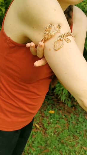 I crafted a leaf armband with coated copper wire and labradorite beads. It's my favorite combo when crafting 😊. My shop: https://jessyherc.etsy.com #handmade #crystals #fantasyjewelry #jewelry #copper | JessyHerc Handmade Jewelry