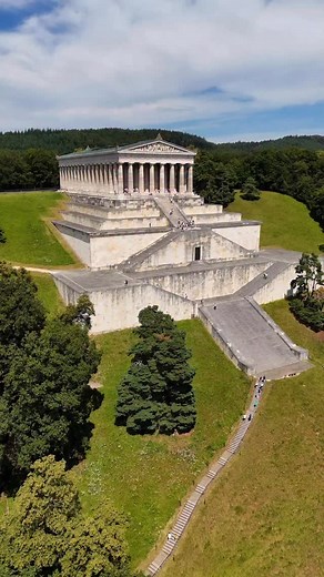 👉🏼 En lo alto de una colina que domina el Danubio se alza el Valhalla, un templo que parece arrancado de la mitología nórdica… pero que en realidad es una obra maestra bávara del siglo XIX. Su silueta, inspirada en el Partenón, fue concebida para convertirse en un santuario de la memoria alemana. 👉🏼 Mandado construir por el rey Luis I de Baviera, el Valhalla reúne más de un centenar de bustos y placas dedicados a las figuras más influyentes de la historia germánica: científicos, héroes, arti