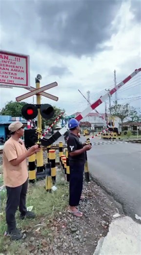 Bapak Bapak Ini Mainin Palang Pintu Panjang Bersama Perlintasan Kereta Api#palangpintukeretaapi