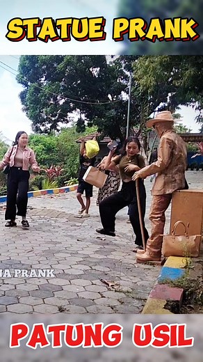 jangan di pegang nona 🤠 full video di YouTube #kenaprank #prankpohonhidup #bushmanprank #scaryhumanstatueprank #cowboyprank #statueprank #prankpatung #prankvideo