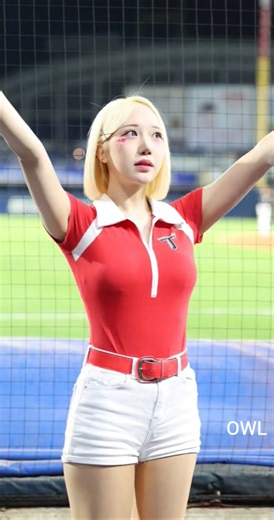 Look at Park Sung-eun in the first row of the Korean ball game! #TaiwaneseCheerleader #kiatigers