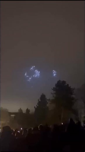 ✨🎄 Magische Weihanchts-Drohnen- und Lichtershow in Forbach Der Marché de Noël in Forbach begeisterte 2025 mit einer spektakulären Drohnen-Lichtshow: Rund 300 leuchtende Drohnen erzählten mit Musik eine weihnachtliche Geschichte über dem Schlossberg-Park – mit Motiven wie Weihnachtsmann, Engel und Tannenbaum. ⏰ Start um 20 & 21 Uhr 🌬️ Wetterbedingt einen Tag vorgezogen 🇫🇷🇩🇪 Publikum aus Lothringen & dem Saarland Ein echtes Highlight zum Abschluss der Festlichkeiten. | Blaulichtreport-Saarla