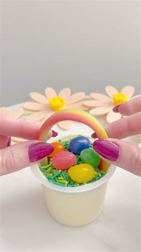 Hip hop hooray 🐰 These easy and adorable JELL-O Easter Baskets are the perfect treat to make with the kids this spring! Ingredients: JELL-O Vanilla Pudding Cups Green Sprinkles Jelly Beans Rope Candy How to Make It: 1. Top JELL-O Pudding Cup with sprinkles and jelly beans. Add rope candy to resemble a basket handle. Enjoy! | JELL-O