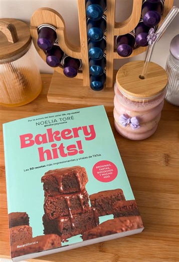 #publi (regalo) por fin me podré volver una experta en mis comidas favoritas: los postres ✨ mis próximas recetas creo que serán la tarta de oreo, de zanahoria, cupcakes de red velvet o los cinnamon roll. hay tantas opciones que no sabía cual elegir pero hoy empezamos con un batido fresquito y rápido que puede que os recuerde a vuestra infancia🧋🍓 @penguinlibros @bakerybynoelia #bakeryhits #bakerybynoelia #ASMR #recetasfaciles