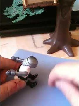 Alizobil démonte un playmobil sans outil
