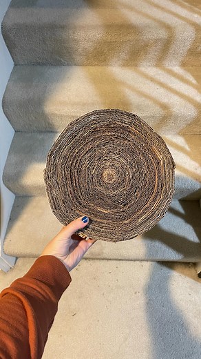Emma Dendler // Zero Waste Living for all on Instagram: "Don’t recycle those boxes just yet! Let’s make a DIY cat scratcher 👏🏼 All you need is corrugated cardboard cut into strips (I did 2 inches) and hot glue Once your strips are cut, glue the strips how you like. I found it to be strongest in a circle but you would do a rectangle too This prevents good materials from going to waste AND saves money 🤯 How do you recycle at home? Idea inspo from @julianadeliberais #diy #upcycle #upcycling #zer
