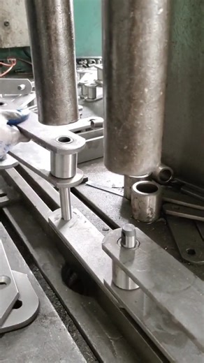 Assembling a Heavy-Duty Industrial Conveyor Chain #IndustrialChain #AssemblyProcess #Manufacturing #HeavyMachinery #MechanicalEngineering #ConveyorSystem #FactoryWork #Riveting | Process Point