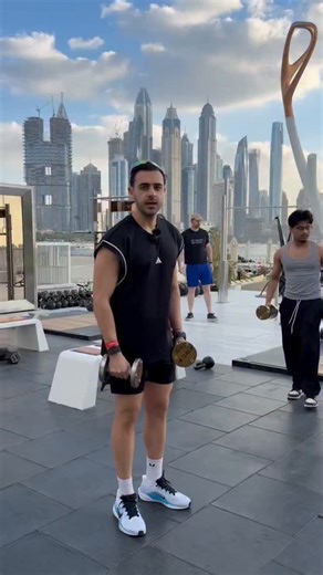 Giorgos Lazarides Fitness on Instagram: "Ο μπρο στην αρχή παραλίγο να την φάει με το βαράκι 😭 ευτυχώς όλα! Αυτός είναι ο πιο αποτελεσματικός τρόπος να εκτελείς τα lateral raises!"