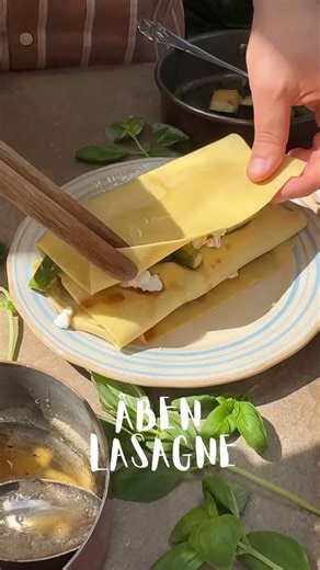 Åben lasagne 🌱 Asparges, squash, hytteost, citron og brunet smør! Dejlig nem og hurtig måde at lave sin lasagne på 👏 Find opskriften her 👇 https://www.arla.dk/opskrifter/aben-lasagne-med-brunet-smor-og-asparges/ | Arla