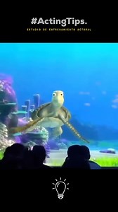 💡En los parques de Disney hay una atracción llamada “Turtle Talk” interactiva en la que el público puede tener una conversación con él tortugo buena onda de “Buscando a Nemo” llamado Crush 🐢 Durante unos minutos y gracias a una animación en tiempo real, Crush habla con sus invitados. ▪️La atracción depende siempre de la genialidad de los actores que están detrás y la rapidez creativa con la que se relacionan con lo que está sucediendo en vivo ▪️Se viralizaron imágenes que muestran un muy graci
