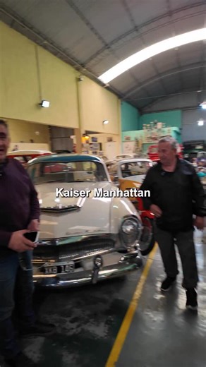 🚘✨ Un clásico con historia y elegancia inigualable. El Kaiser Manhattan, una joya de los años 50 que marcó una época con su diseño futurista y detalles únicos en cada línea. 💬 Un modelo que sigue sorprendiendo a los fanáticos de los autos antiguos por su estilo y conservación impecable. • • • • #MACHINESELECT #AUTOS #CONCESIONARIA | Machine Select