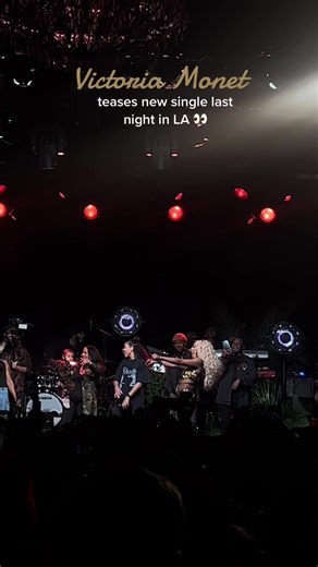 shw brought out her baby during the encore like 😭😭😭😭 she needa drop the new music maam!