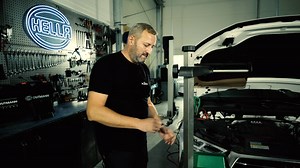 32K views · 111 reactions | Tym razem Adam Klimek pokaże jak ustawić światła LED Matrix. Operacja wymaga wiedzy i zasad, warto przyjrzeć się operacji krok po kroku. Na wiosnę Adam pokazywał ustawienie matrycowego światła LED, nieznacznie różni się to od tej procedury. Kompendium wiedzy o reflektorach czeka na was tutaj: https://fal.cn/3thKI | HELLA | Facebook