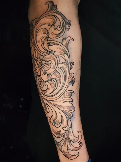 Hermoso tatuaje de filigrana: primera sesión