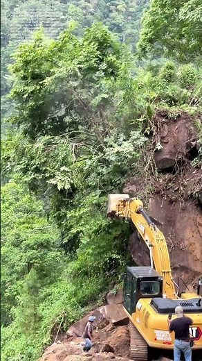 Wie ein Bagger einen Weg durch den Bergwald schafft