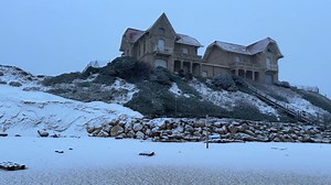 ❄️ Fait peu commun, la plage de Biscarrosse dans le nord des Landes est blanchie par la neige ce mercredi matin ! Il neige aussi en Gironde. (© Frédéric Pellet) | Météo Express