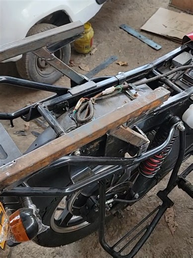 We wanted a motorcycle top box that could be mounted and unmounted at will rather than a fixed one and this is what we came up with. #innovation #design #fyp #CAD #delivery