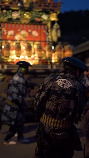 Step into a springtime spectacle! The Takayama Spring Festival in Gifu Prefecture is a feast for the senses, where elaborate floats adorned with intricate carvings, lacquer, and gold leaf showcase Japan’s finest craftsmanship🌟 Drink in the magical night time atmosphere as lantern-lit floats light up the streets🏮💫 Experience the rich history and tradition of this stunning festival✨ 📸 IG @ hakuchuu1882 For more information on Takayama Spring Festival: https://www.japan.travel/en/spot/151/ #jnt