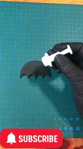 HOW to make the Batman Logo using circle cutters : EASY #caketoppertutorial #fondant #batmancake