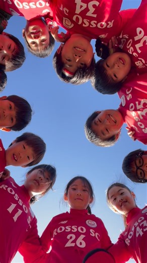 ロッソサッカークラブ on Instagram: "【3年生 円陣】 カメラに興味津々な選手たちです☺️ 【YouTube】 https://www.youtube.com/channel/UC5FAgtztvsHGNBgnfDWviRw 【HP】 https://rossosoccerclub.wift.site/ 【応援スポンサー】 ユメプラ https://yumeplatform.com/dreamers MASKTOWN https://masktown.official.ec/ マイボショップ https://store.shopping.yahoo.co.jp/mybo-shop/ #ロッソサッカークラブ #江戸川区サッカー #RossoSC #ロッソSC #江戸川区"