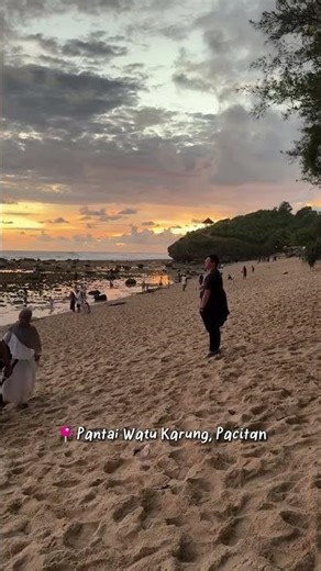Secantik ini loh sunset di Pacitan 🥹 Tepatnya di 📍Pantai Watu Karung, Pacitan