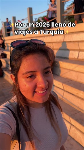 Por un 2026 lleno de viajes a Turquía ✨🇹🇷 De sueños que se dejan de postergar y de decisiones que sí se toman. Si Turquía vive en tu cabeza desde hace tiempo, si las series te hicieron soñar con estar ahí,tal vez este video te apareció por una razón. Viajar sola da miedo, lo sé. Por eso existe una forma de vivir Turquía acompañada, segura y con personas que sienten lo mismo. 🎬 Visitaremos sets de grabación de series turcas 📆 20 al 29 de mayo de 2026 👭 Viaje grupal solo para mujeres 🌍 Puede