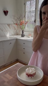 Nouvelle idée de tartare déjeuner aux fraises, pommes, yogourt & granola (!!) Pour la fête des Mères (qui arrive tellement vite!) ou pour tous les matins où tu veux te sentir fancy sans te lever deux heures plus tôt. #Pub Pour les fruits ½ pomme croustillante, coupée en petit cubes 3 grosses fraises, coupée en petits cubes 1 c. à soupe de confiture de fruits Pour les granola ¼ de tasse de granola ¼ tasse de yogourt activia nature (ou plus, au goût) 1 c. à thé de sirop d’érable 1. Dans un bol, mé