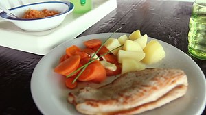 Familienküche leicht gemacht :-) Im Dampfgarer könnt ihr Kartoffeln und Möhren besonders schonend zubereiten und habt so im Handumdrehen einen Brei für die Kleinen und eine leckere Beilage für die Großen. http://www.chefkoch.de/video/artikel/6689/Chefkoch/familienkueche-aus-dem-dampfgarer.html [Anzeige] | Chefkoch