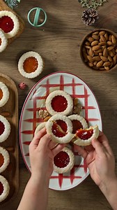 Mai aveti timp sa faceti aceste fursecuri delicioase si sa va bucurati intrega familie! Sunt foarte fragede si incredibil de gustoase. Lista ingredientelor aici: https://jamila.ro/fursecuri-linzer-cu-gem | JamilaCuisine