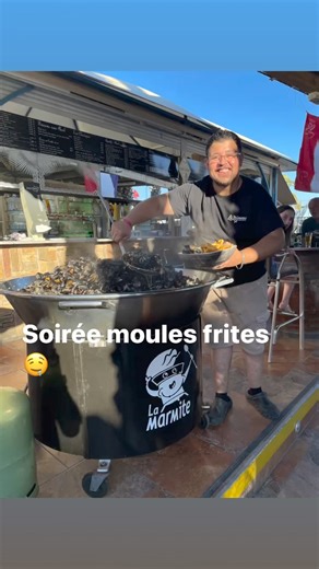 Soirée moules frites avec un beau spectacle des 1001 ladies | Camping Les Mimosas (34)