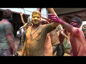 Color-throwing, dancing as India celebrates Holi