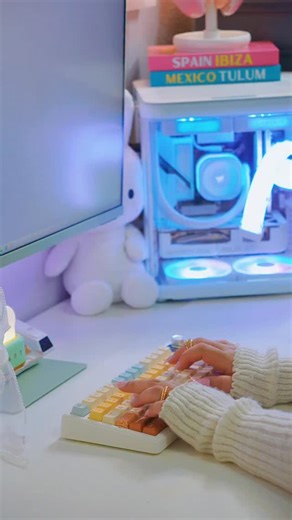 Nikka ♡ on Instagram: "Ahhh I forgot how good the @aula.gear Aula F75 Max sounds with the Leobog Reaper switches. 😌😌 The typing is literally music to my ears. And this caramel pudding colorway is way too cute, I’m obsessed with the soft cozy tones. I always recommend the F75 Max to anyone starting their keyboard journey because it’s such a solid beginner pick and super budget friendly without feeling basic. 🥰 Hope you’re having the sweetest Thursday love 🧡🧡🧡 ┈┈┈୨୧┈┈┈ mechanical keyboard cr