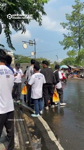 Aremania Kunjungi Alun-alun Bandung Jelang Persib vs Arema di GBLA