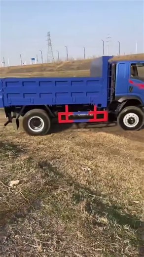 Heavy duty dump truck