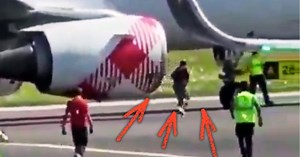 Filtran video de mujer aventándose a turbina de avión tras burlar seguridad de aeropuerto