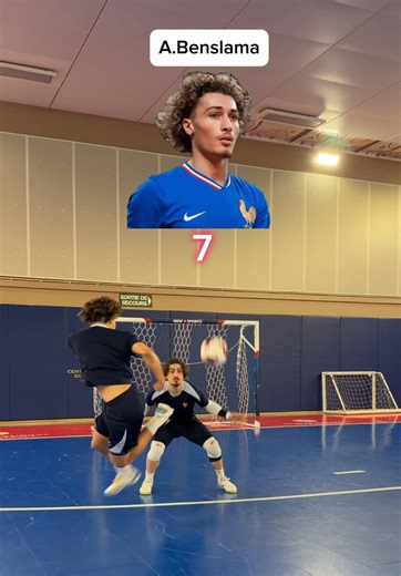 ⚽️ Défi Futsal : marquer avec le moins de touches possible… et avec style 😏 À votre avis, le ballon d’Amin Benslama est rentré ou pas ? 👀 *collaboration commerciale #futsal #equipedefrance