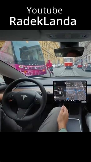 Radek Landa on Instagram: "FSD v Praze: tramvaje, koloběžka na červenou a paní skočila do silnice! (HW3, v12) #tesla #fsd Dneska testuju Tesla FSD v12 na HW3 v reálném provozu v Praze. A Praha si připravila všechno: tramvaje, elektrokoloběžka na červenou přes přechod a hlavně situace, kdy paní vyběhne zpoza tramvaje přímo do silnice. 🎥 V tomhle sestřihu uvidíte: jízdu mezi tramvajemi a auty v centru reakce na nečekané manévry ostatních kritický moment „zpoza tramvaje“ moje komentáře k tomu, co 