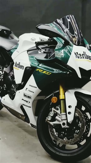 Yamaha R1 Custom Livery 💚🤍 | Track-Ready Monster