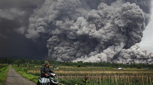 Aussie airlines on alert as volcano near Bali blasts ash 13km into sky