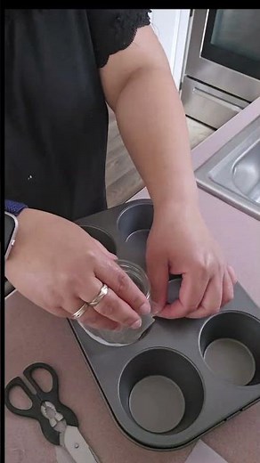 How to make muffin liner using parchment paper 🧁#tip #tips #tipsandtricks #dessert #sweet #shorts