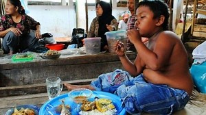 Two-year-old smoker, now addicted to food (Video)