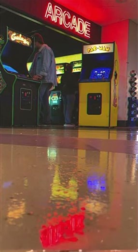 It’s 1986 and you’re at the mall on a rainy Saturday 🛍️🌧️